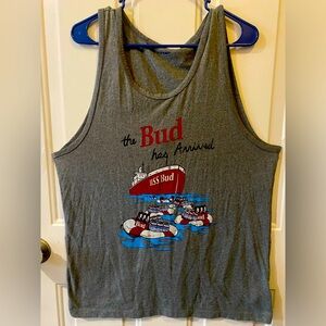 Men's old navy bud tank, pretty good condition some light fading.
